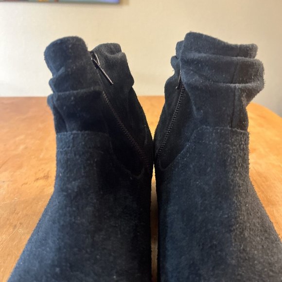 Vionic Kanela Black Suede Weather Resistant heeled Ankle Bootie zip Women's 7.5 - Picture 4 of 14